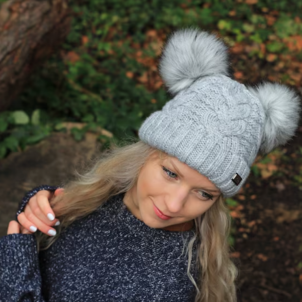 Topi beanie dengan lapisan bulu tumpuk